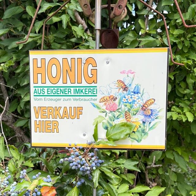 Schild am Eingang: Honig aus eigener Imkerei, Verkauf hier.
